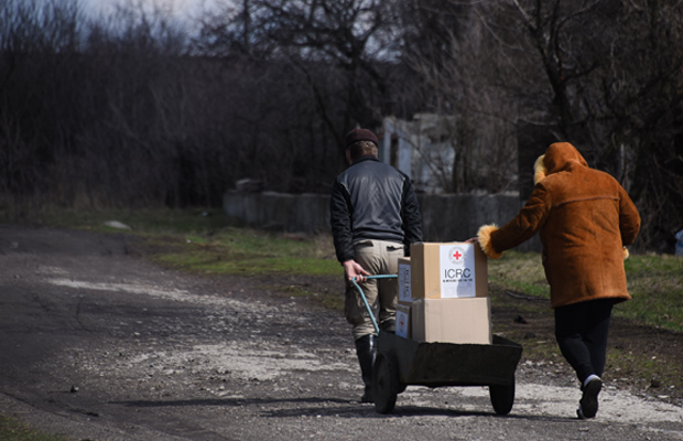 A family pulls a cart with boxes after receiving Red Cross humanitarian aid in a village under the control of pro-Russian separatists near Vuhlehirsk, eastern Ukraine (Photo: AP) A family pulls a cart with boxes after receiving Red Cross humanitarian aid in a village under the control of pro-Russian separatists near Vuhlehirsk, eastern Ukraine (Photo: AP)